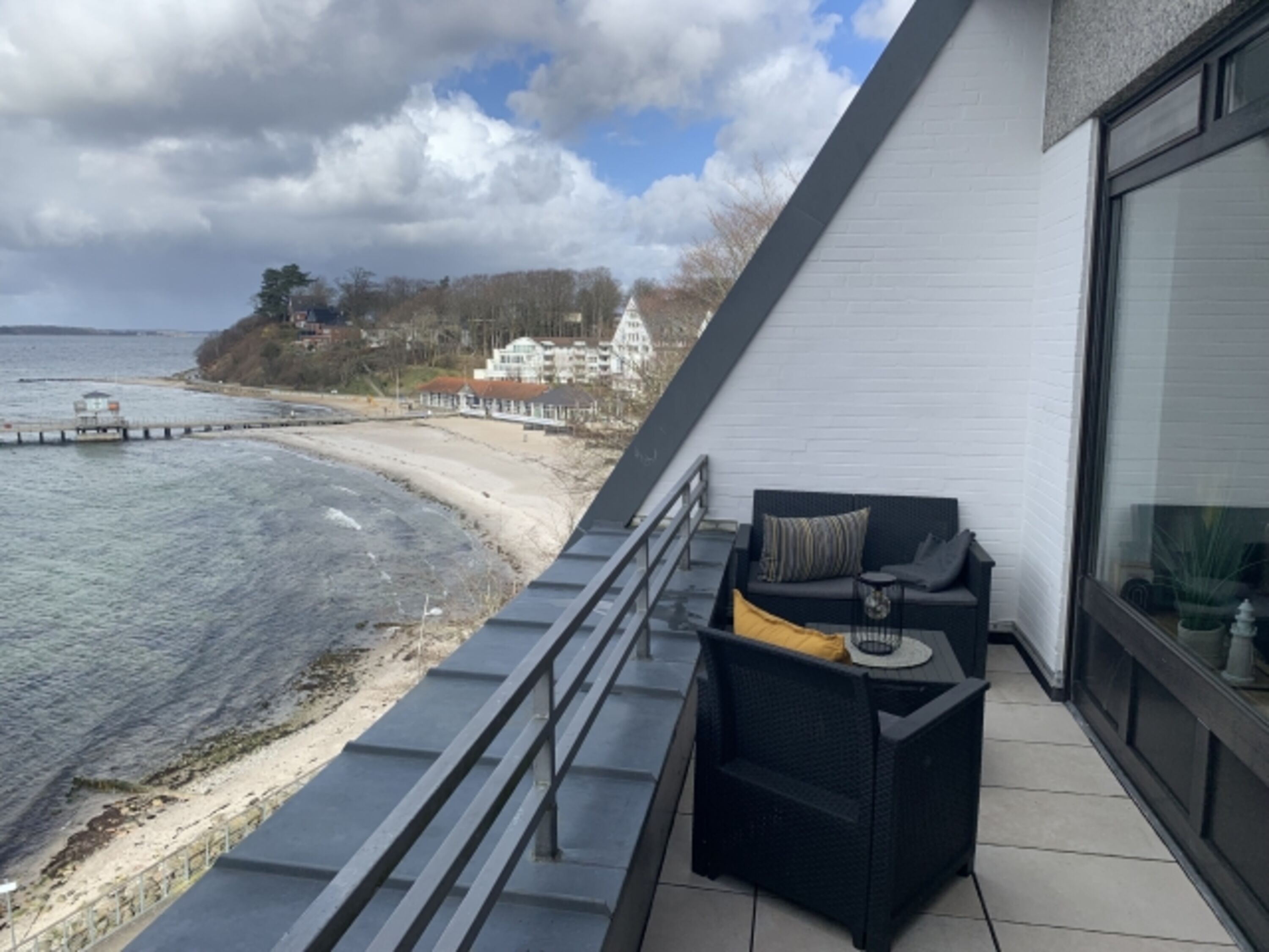Der Balkon erstreckt sich über die komplette Wohnungsseite.