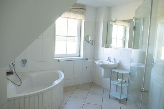 Tageslichtbad mit Eckbadewanne