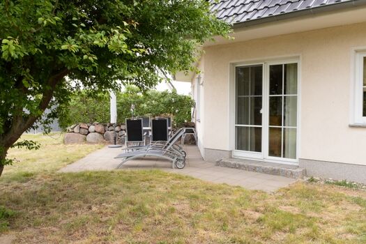 Terrasse mit 'Gartenmöbeln und Sonnenliegen