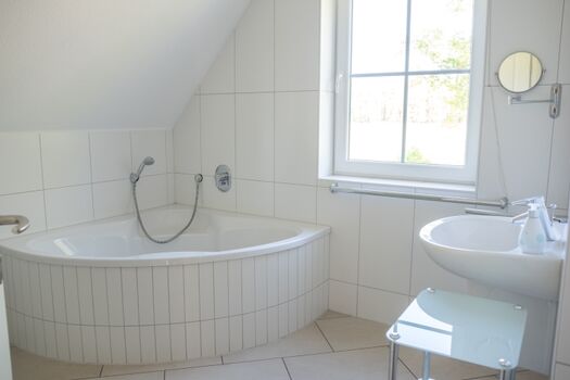 Tageslichtbad mit Eckbadewanne