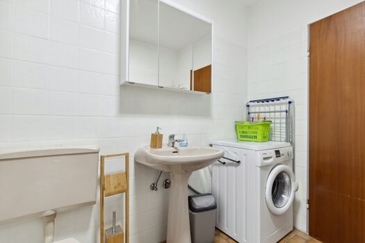 Waschmaschine und Trockenständer vorhanden