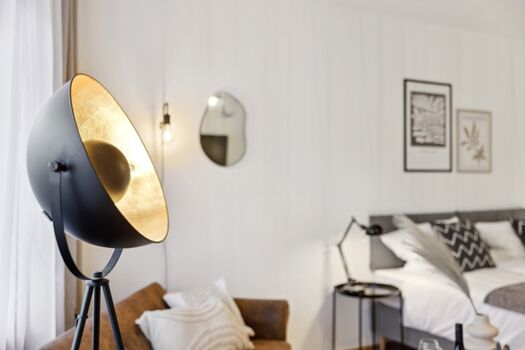 das zweite Schlafzimmer hat eine Couch und einen TV