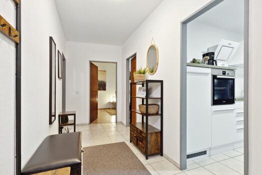 großer Flur mit Spiegel und Garderobe