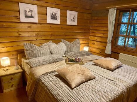 Schlafzimmer Doppelbett 1.80x2.00 und TV