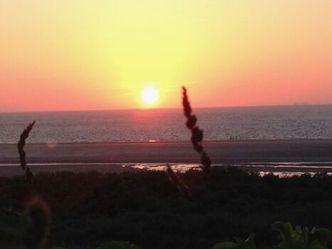 Abends versinkt die Sonne am Strand im Meer