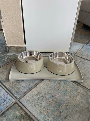 zwei Näpfe für 4 Pfoten