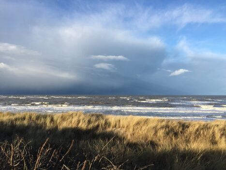 Wind, Sonne, Wolken und Wellen geben im Herbst und Frühjahr immer wieder neue Bilder
