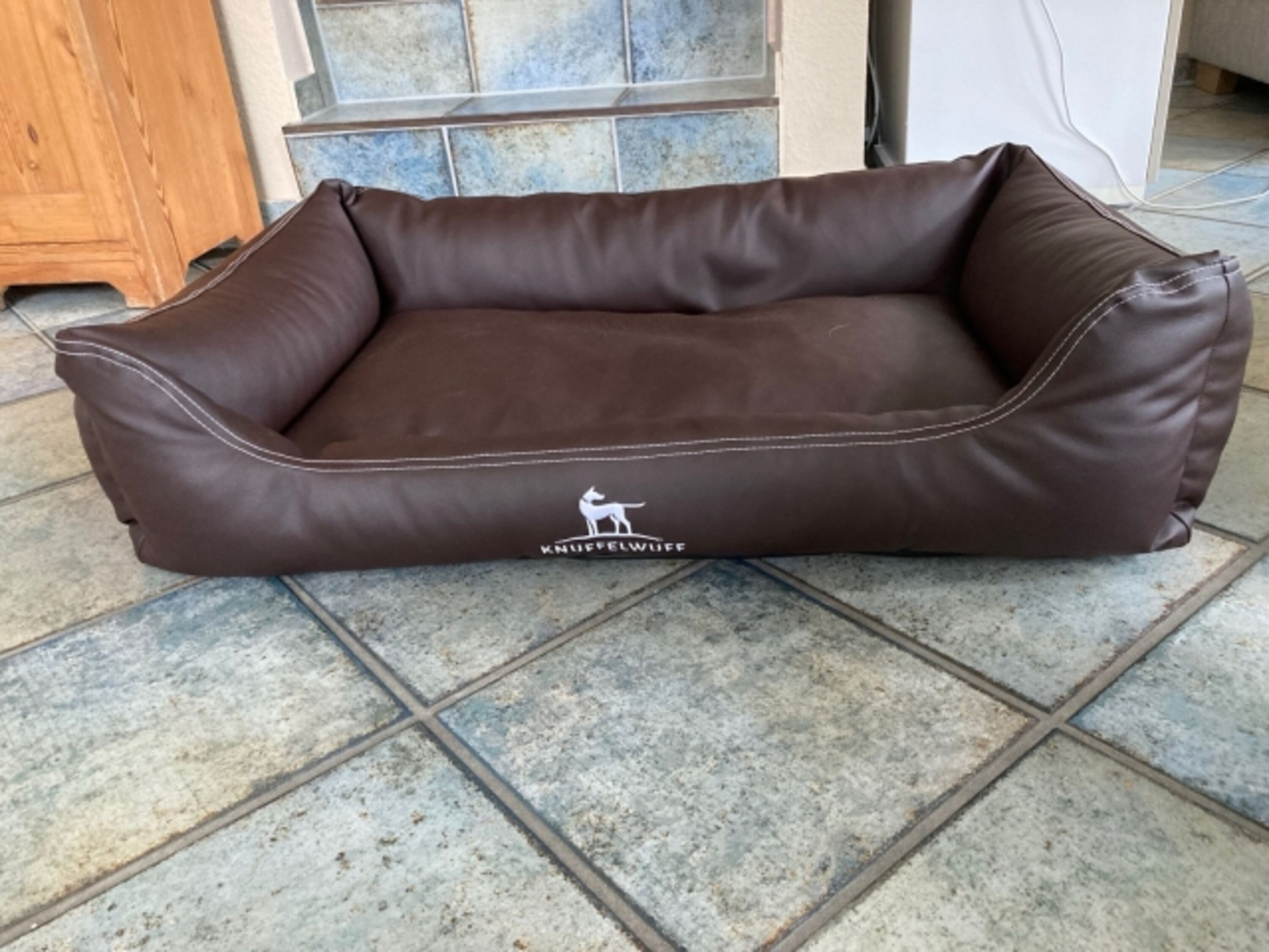 Hundebett aus Kunstleder Größe M-L von Knuffelwuff