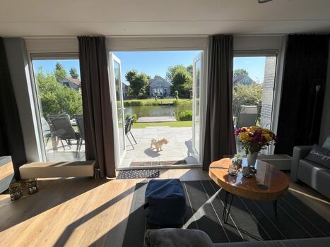 Blick aufs Wasser vom Sofa aus