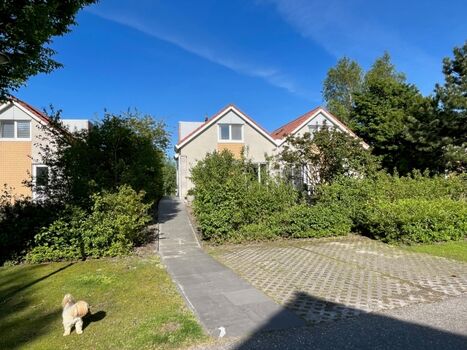 Zugang zum Haus mit zwei hauseigenen Parkplätzen