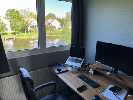 Schreibtisch mit Bildschirm, Tastatur, Laptopständer etc.  gehören zum Haus