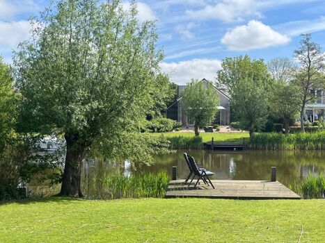 Blick von der Ostterrasse auf die Gracht und den hauseigenen Steg