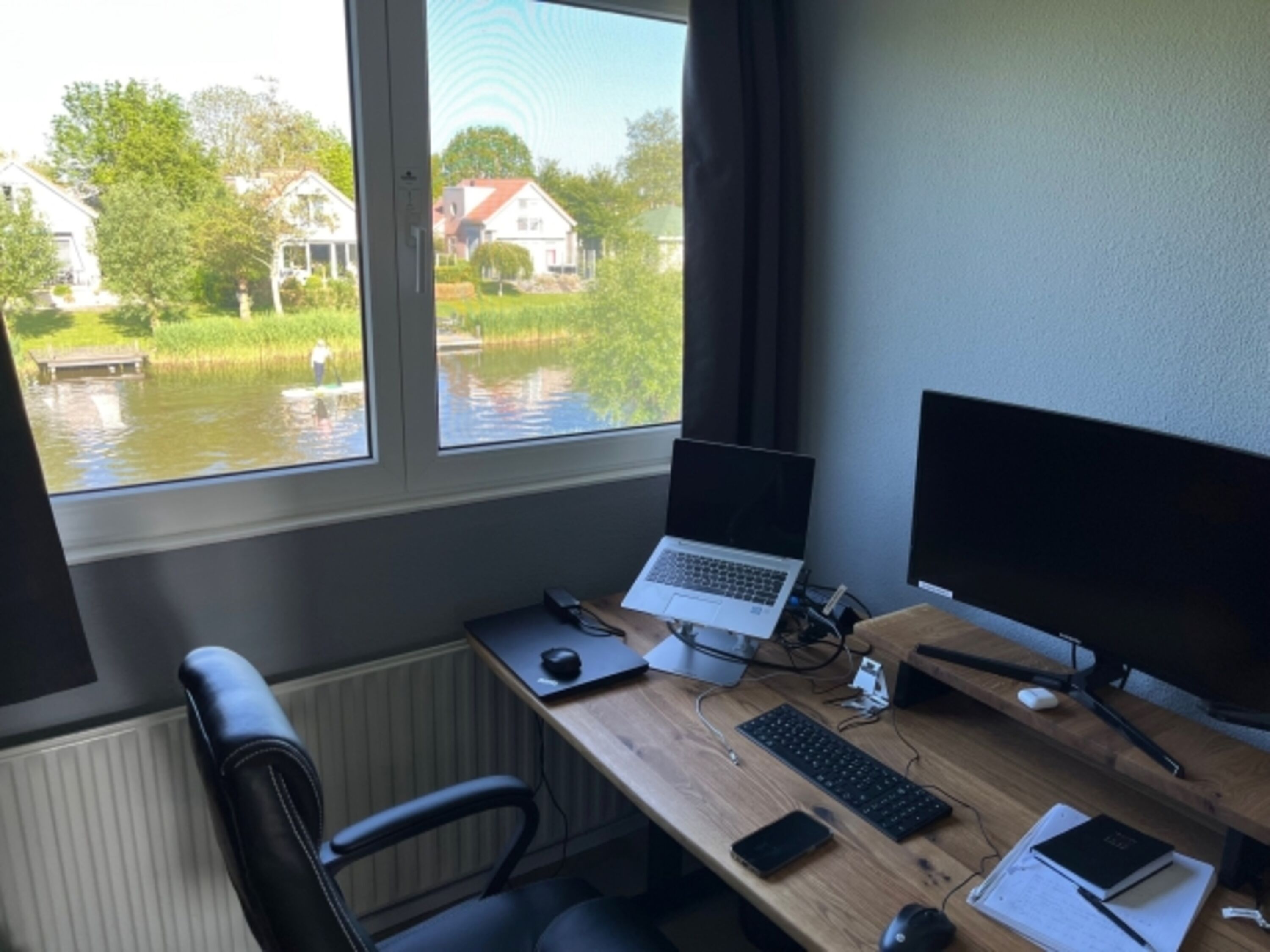 Cottage-Office mit Bildschirm, Tastatur, Laptopständer etc. gehören zum Haus
