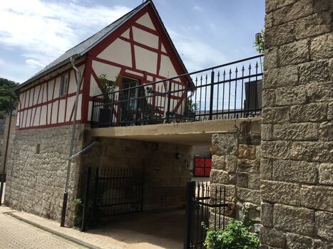 Blick von der Anliegerstraße/Carport