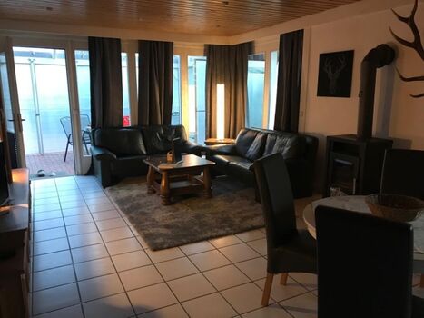 Wohnzimmer mit Kamin