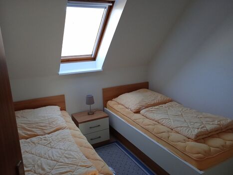 Schlafzimmer 2 im 1.OG mit 2 Einzelbetten im 