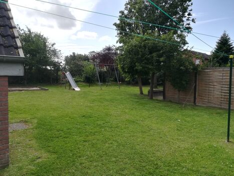 Blick aus dem Gemeinschaftsgarten mit Spielplatz und Grillecke Foto II