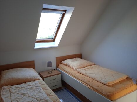 Schlafzimmer 2 im 1. OG mit 2 Einzelbetten