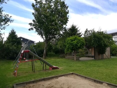 Gemeinschaftsgarten mit Spielplatz und Grillecke