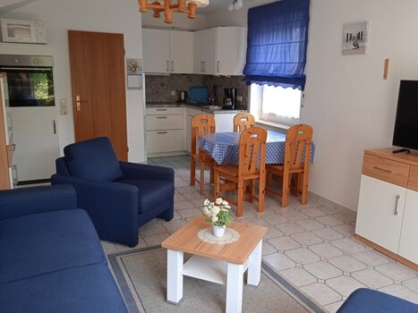 Wohnzimmer im EG mit offener Küche