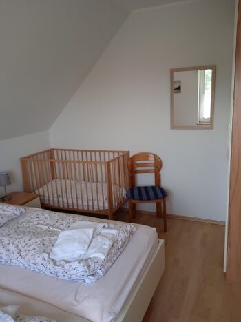 Schlafzimmer 1 mit Kleinkindklappbett