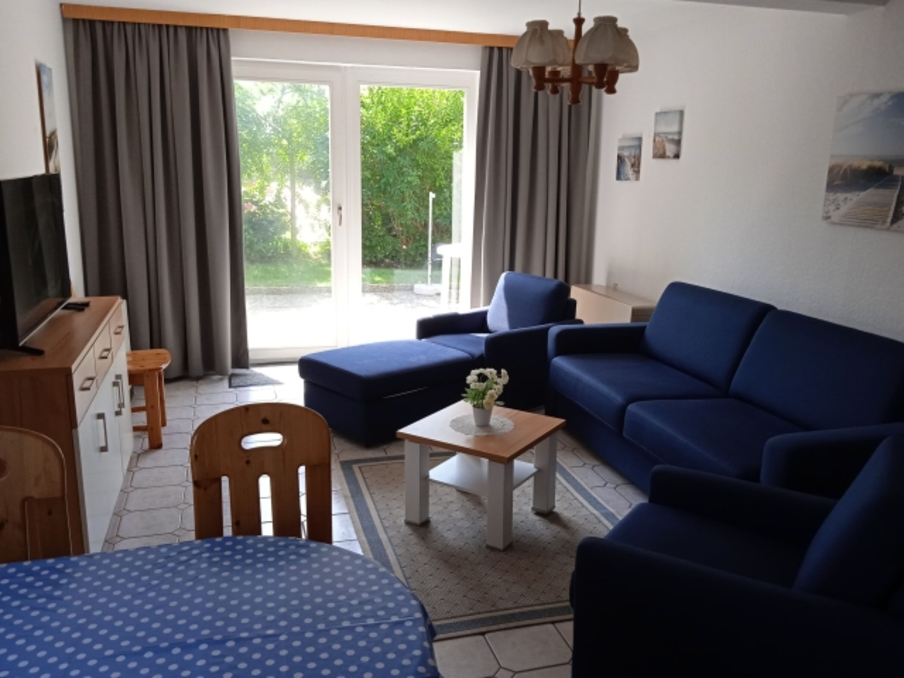 Wohnzimmer mit Blick zur Südterrasse