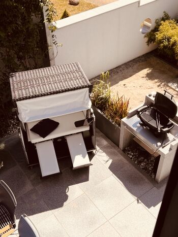 Terrasse mit Strandkorb und Grill