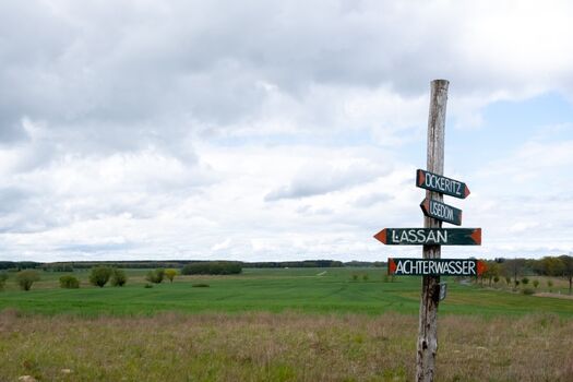 Wegweiser auf dem Gipfel des Jungfernberges