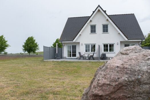 Blick auf die große Terrasse und den riesigen Garten
