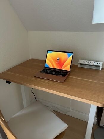 Arbeitsplatz mit elektrisch. verstellbarem Schreibtisch