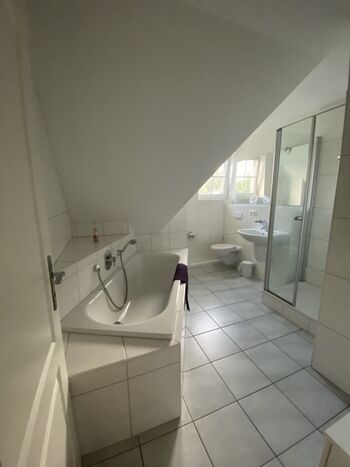 Tageslicht Bad mit Wanne und Dusche im Obergeschoss