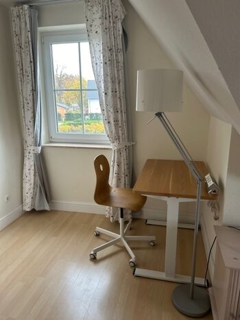 Arbeitsplatz mit elektrisch. verstellbarem Schreibtisch