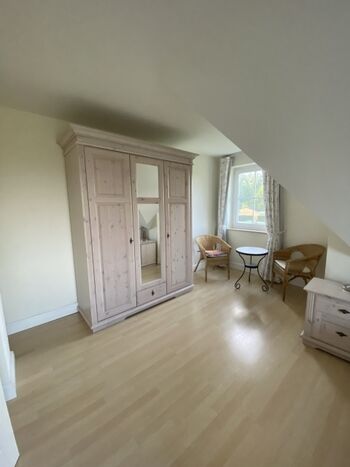 Schlafzimmer II mit Doppelbett und Kleiderschrank