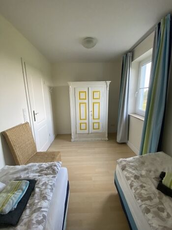 Schlafzimmer II mit 2 Einzelbetten und Kleiderschrank