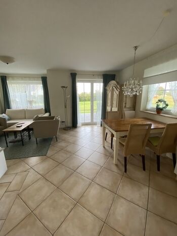 Vollausgestattete Küche mit Essplatz und anschließendem Wohnzimmer