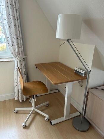 Arbeitsplatz mit elektrisch. verstellbarem Schreibtisch