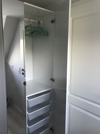 Kleiderschrank im Doppelzimmer oben