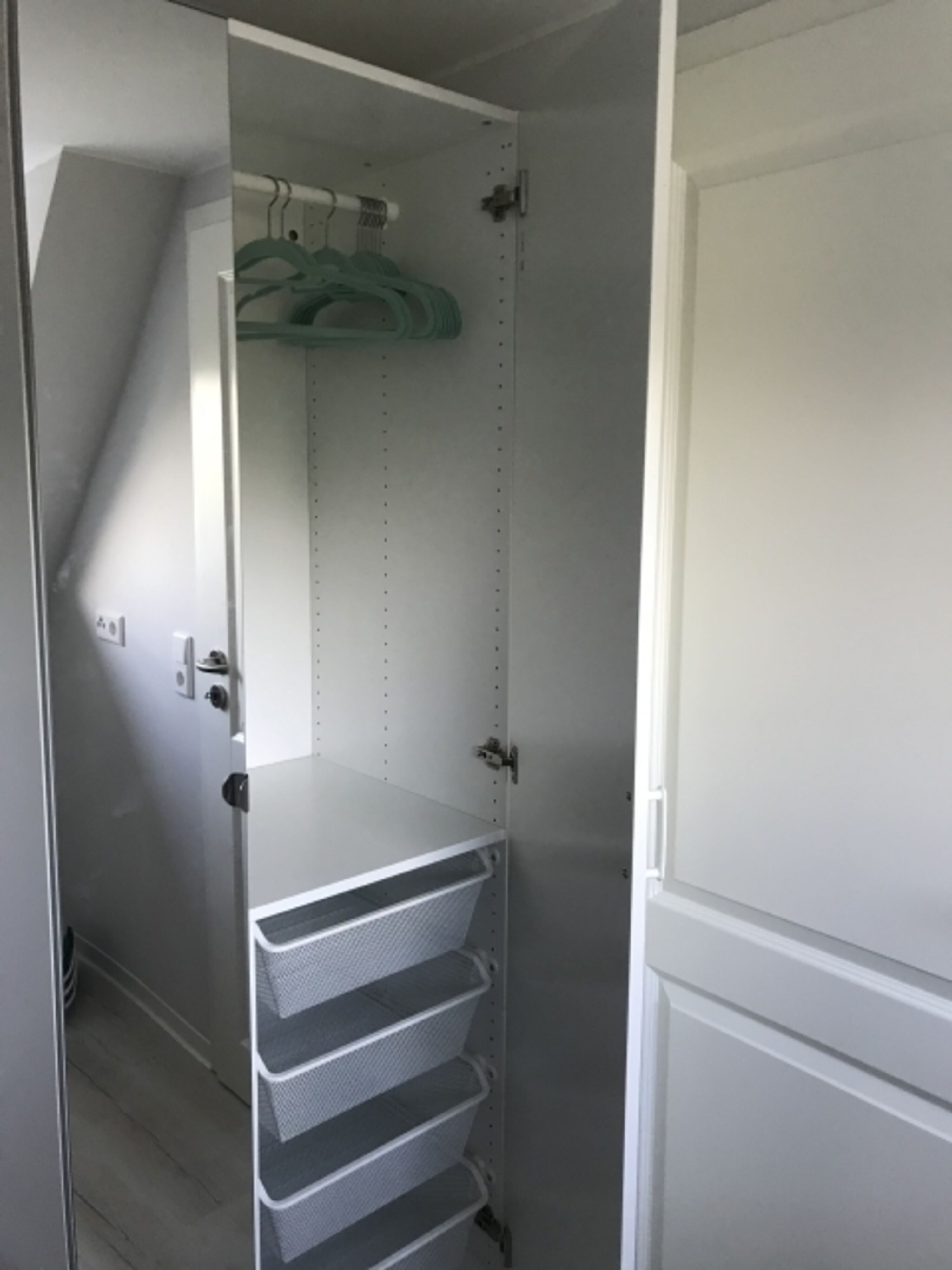 Kleiderschrank im Doppelzimmer oben