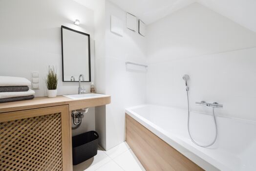 Badezimmer im oberen Bereich mit Badewanne für Zwei