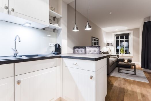 Blick aus der Küche in den Wohnbereich