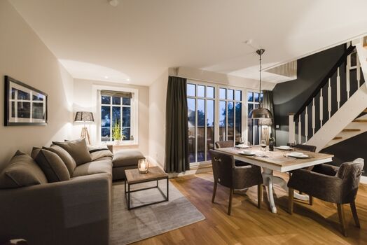 Wohn - Essbereich mit Blick auf die Loggia