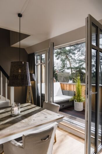 Wohn-Essbereich mit Blick auf die Loggia