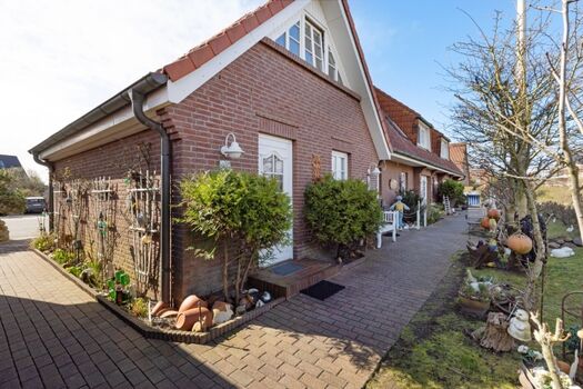 Außenansicht und Weg zum Appartementhaus