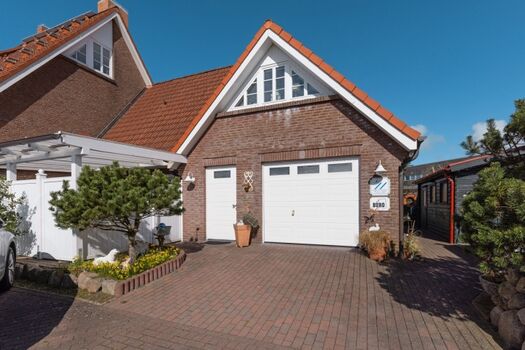 Außenansicht und Parkplatz