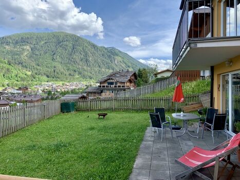 große, eingezäunte Terrasse