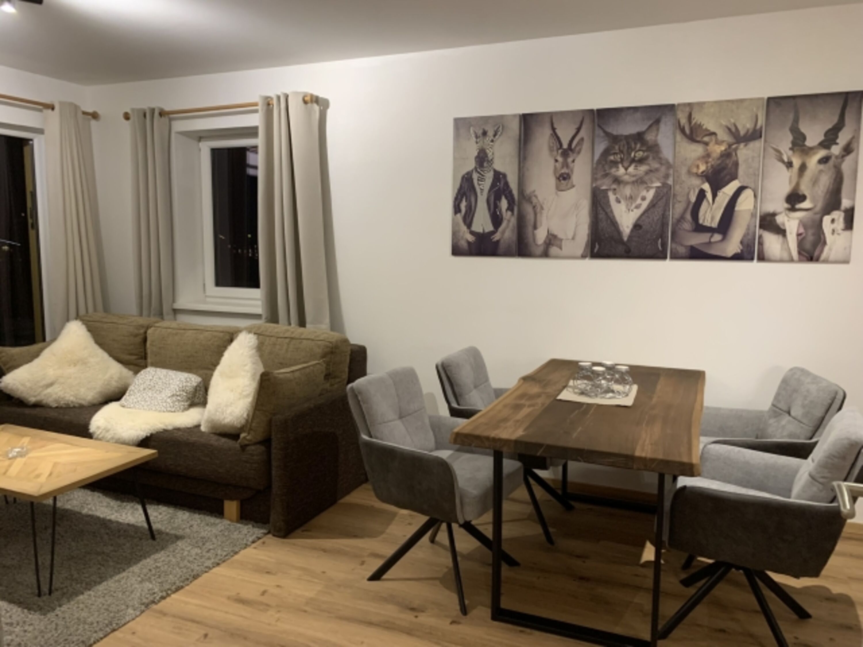 Esstisch mit Sofa