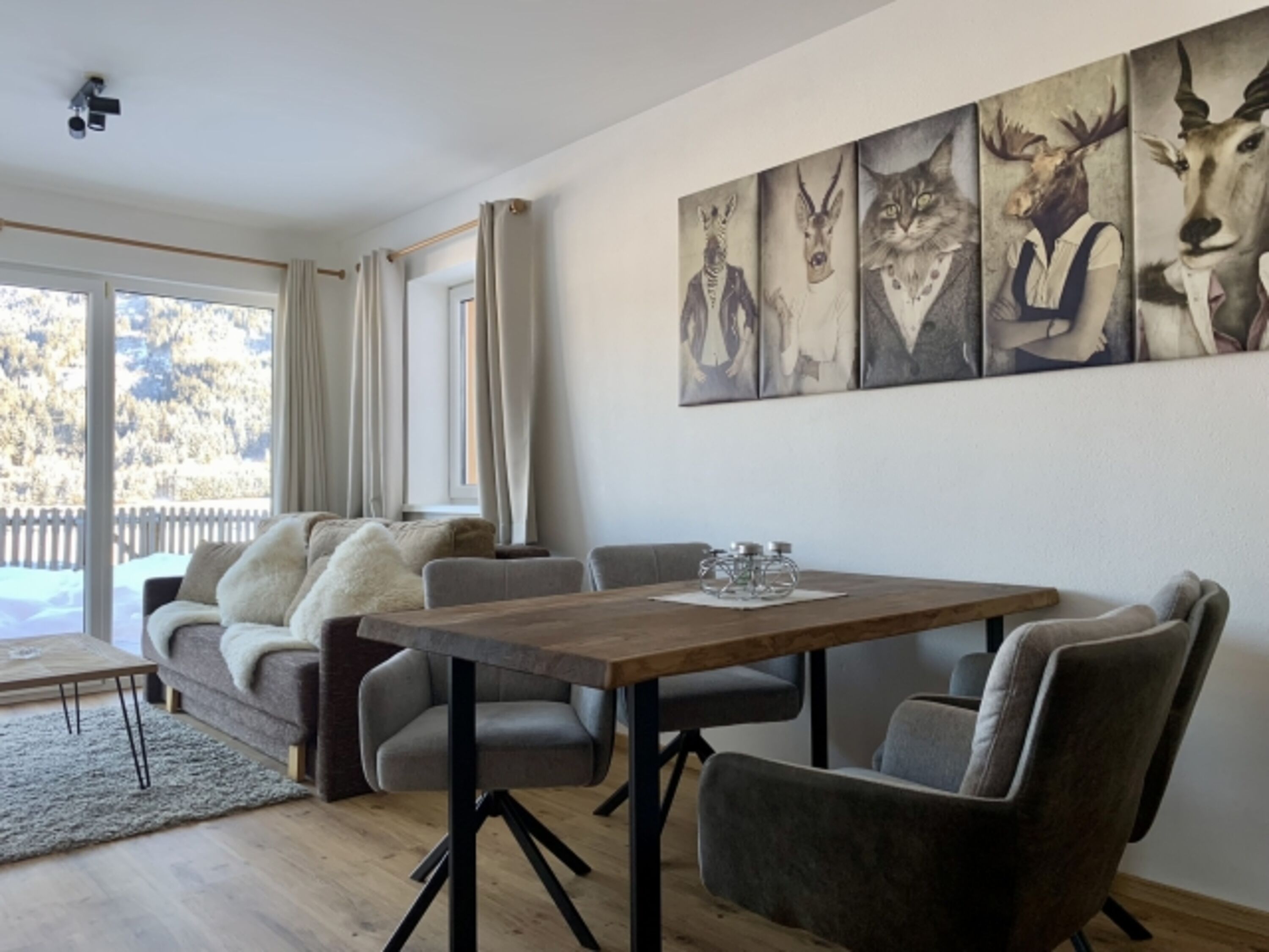 Wohnbereich mit Esstisch und Sofa