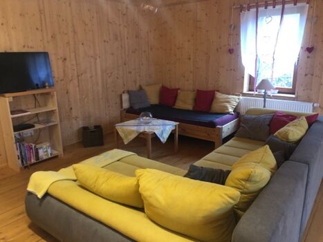 gemütliche Sitzecke mit Ecksofa (ausziehbar) und Einzelbett