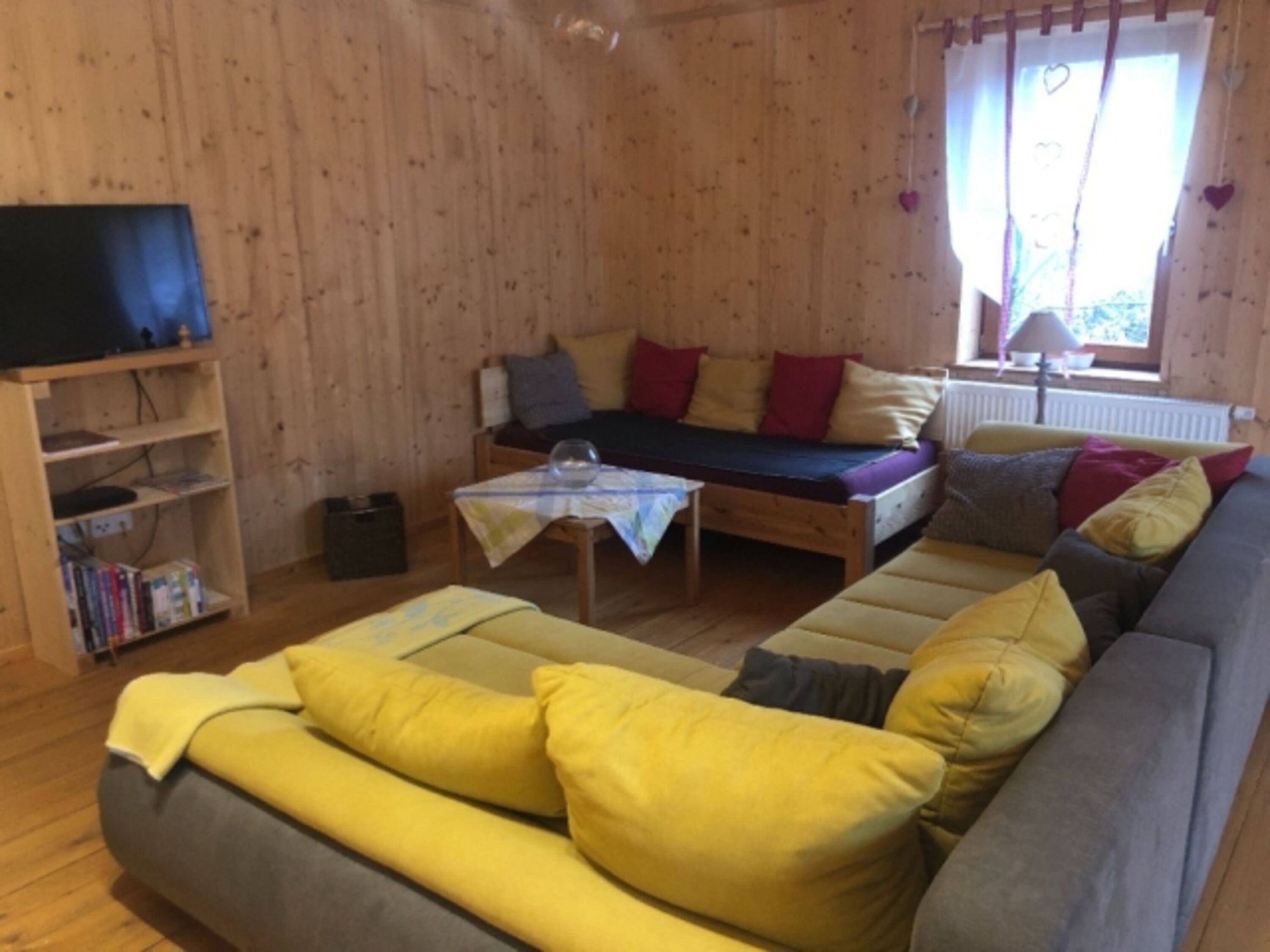 gemütliche Sitzecke mit Ecksofa (ausziehbar) und Einzelbett