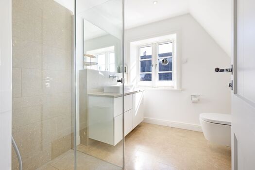 Badezimmer en Suite im OG zu Schlafzimmer eins